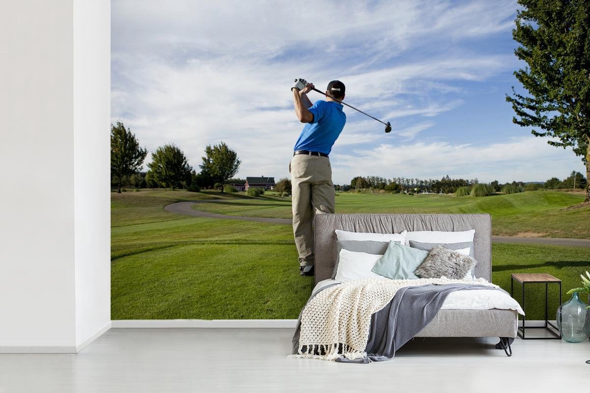 Behang - Fotobehang Een golfer slaat de bal op een golfbaan - Breedte 450 cm x hoogte 300 cm - Nr1Wallpaper