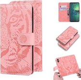 Voor Motorola Moto G8 Plus Tiger Embossing Pattern Horizontale Flip lederen tas met houder & kaartsleuven & portemonnee (roze)