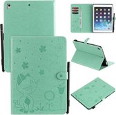 Voor iPad Air 2 / Air / 9.7 (2018) & (2017) Cat Bee Embossing Pattern Horizontale flip lederen tas met houder & kaartsleuven & portemonnee & penhouder & Wake-up / Sleep-functie (groen)