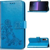 Voor Sony Xperia 10 II vierbladige gesp reliëf gesp mobiele telefoon bescherming lederen tas met lanyard & kaartsleuf & portemonnee & beugel functie (blauw)