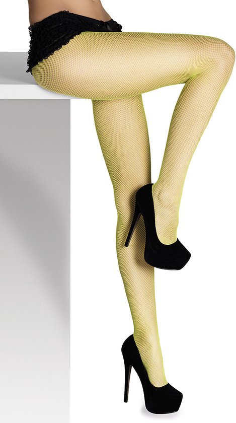 Neongroene netpanty met een fijn visnetpatroon, gedragen met zwarte pumps.