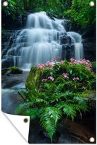 Muurdecoratie Een mooie waterval tussen de dichtbegroeide natuur van het nationaal park Phu Hin Rong Kla - 120x180 cm - Tuinposter - Tuindoek - Buitenposter