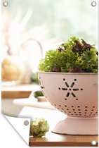 Tuinposter - Tuindoek - Tuinposters buiten - Gemengde salade in vergiet - 80x120 cm - Tuin