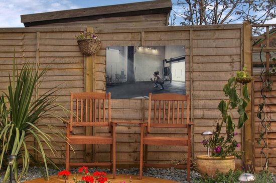 Une femme accroupie dans le gymnase affiche de jardin 60x40 cm - petit - Toile de jardin / Toile d'extérieur / Peintures pour l'extérieur (décoration de jardin)