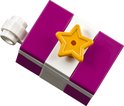 LEGO cadeau met paarse, witte en grijze blokjes en een gele ster.