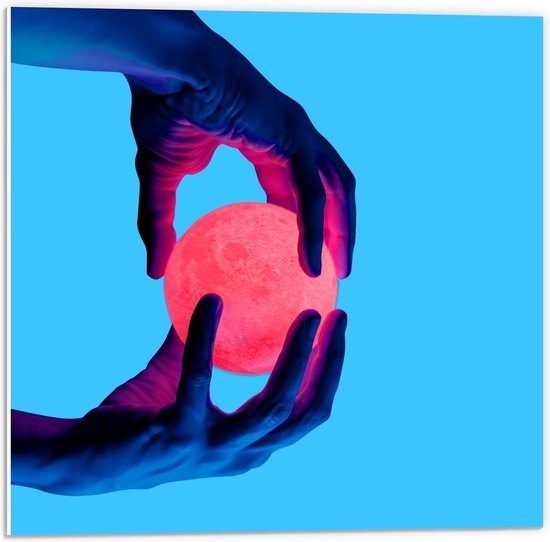 Forex - Maan in Handen op Blauwe Achtergrond - 50x50cm Foto op Forex