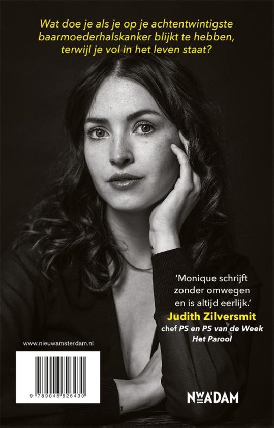 Zwarte damesblazer, zwarte top. Vrouw met haar hand op haar kin. "Monique schrijft zonder omwegen en is altijd eerlijk."