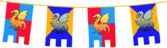 Vier wapperende banieren aan een touw: twee met rode en blauwe vlakken met gouden draken, twee met gele en blauwe vlakken met grijze draken.