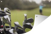 Tuinposter - Tuindoek - Tuinposters buiten - Een zak met golfclubs op de golf baan - 120x80 cm - Tuin
