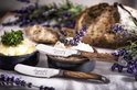 Twee Laguiole botermessen bij dips en lavendel.
