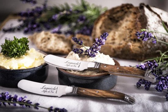 Twee Laguiole botermessen bij dips en lavendel.