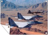 Tuinschilderij Militaire vliegtuigen vliegen boven de woestijn - 80x60 cm - Tuinposter - Tuindoek - Buitenposter