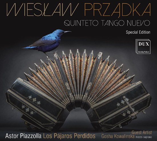 Een blauwe vogel zit op een zwart accordeon met zilveren versieringen. Titel: WIESŁAW PRZĄDKA QUINTETO TANGO NUEVO.