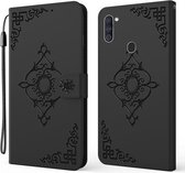 Voor Samsung Galaxy A11 Reliëf Fortuin Bloem Patroon Horizontale Flip Leren Case met Houder & Kaartsleuf & Portemonnee & Lanyard (Zwart)