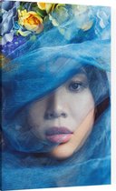 Vrouw met blauwe sluier - Foto op Canvas - 100 x 150 cm