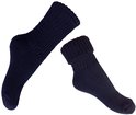 Twee donkerblauwe wollen sokken, één lang en één kort, met geribbelde boorden.