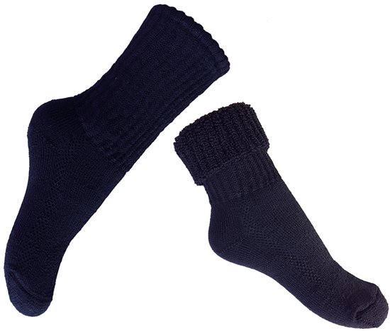 Twee donkerblauwe wollen sokken, één lang en één kort, met geribbelde boorden.