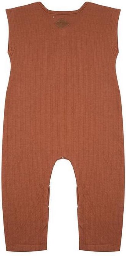 Bruine, mouwloze geribbelde jumpsuit met drukknoopjes aan de onderkant.