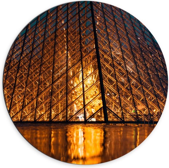 Dibond Wandcirkel - Louvre in Parijs tegen de Avond - 70x70cm Foto op Aluminium Wandcirkel (met ophangsysteem)