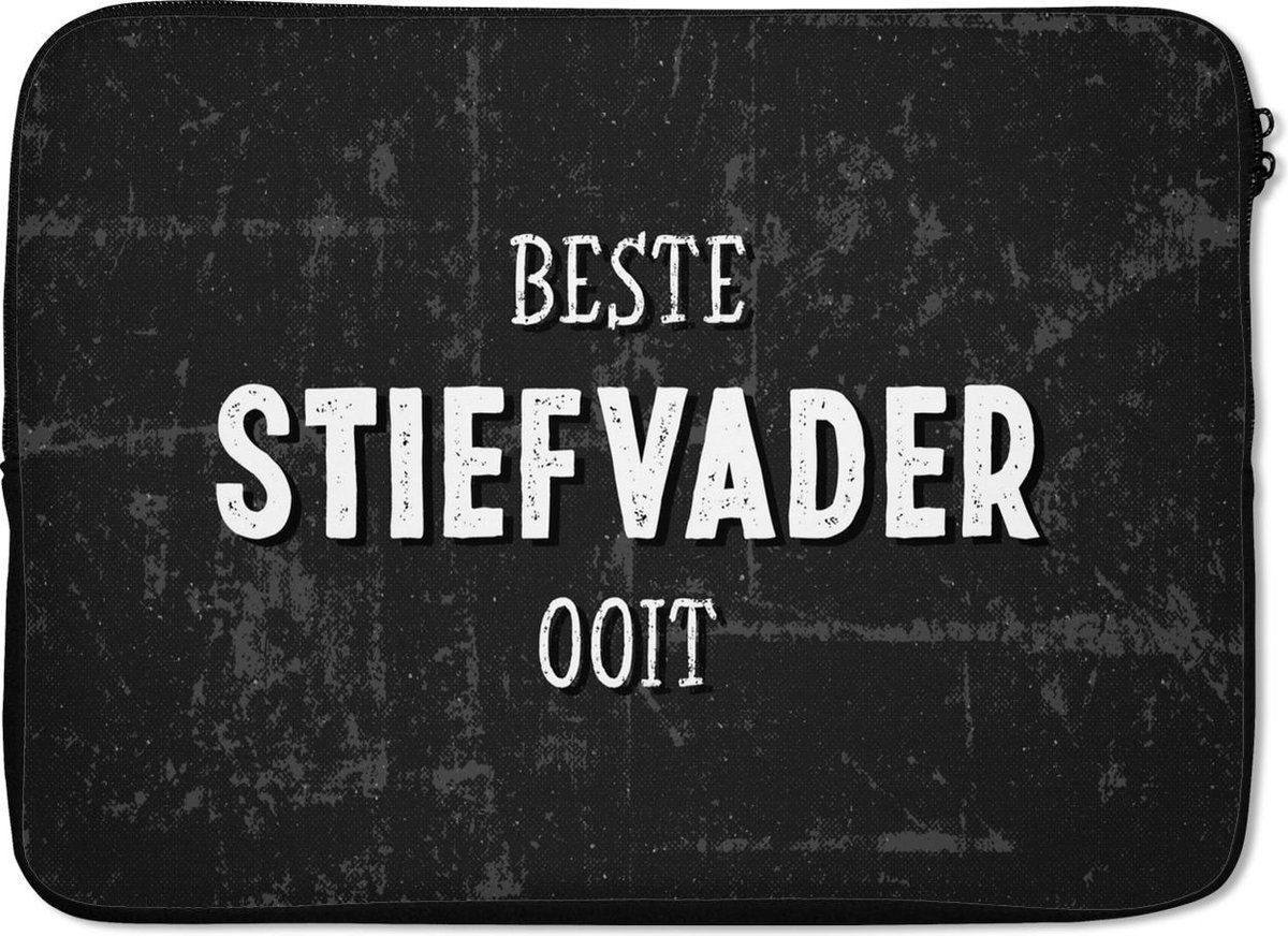 Laptophoes 14 inch - Vaderdag cadeau - Stiefvader - Quote - Beste stiefvader ooit - Spreuken - Laptop sleeve - Binnenmaat 33x23 cm - Zwarte achterkant