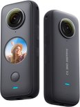 Grijze Insta360 ONE X2 action cams, één met scherm dat vrouw toont, de ander zijaanzicht.