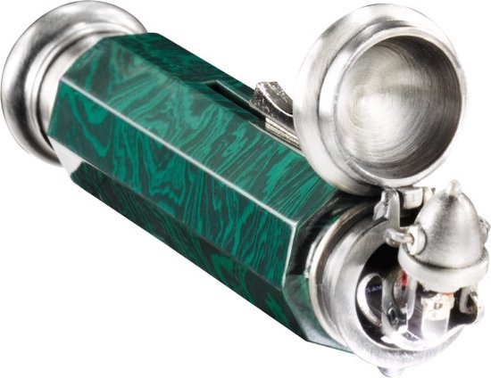 Groene, veelzijdige aansteker met zilveren details en een dop.