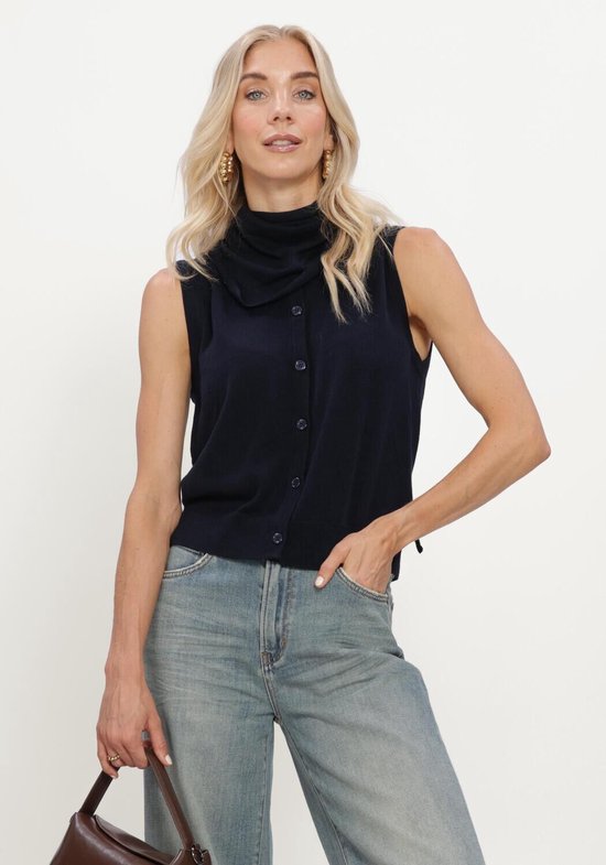 Donkerblauw mouwloos gebreid vest met opstaande kraag en knoopsluiting aan de voorzijde gedragen door een model.