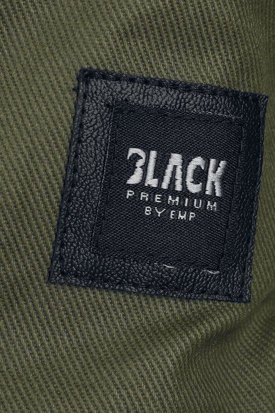 Zwart label op een olijfgroene achtergrond met de tekst 'BLACK PREMIUM BY EMP'.
