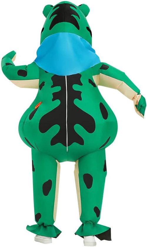 Achteraanzicht van het groene opblaasbare kikkerkostuum met zwarte vlekken en een blauwe sjaal.