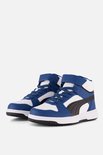 Blauwe en witte Puma sneakers met zwarte Puma-streep en klittenbandsluiting op een grijze achtergrond.