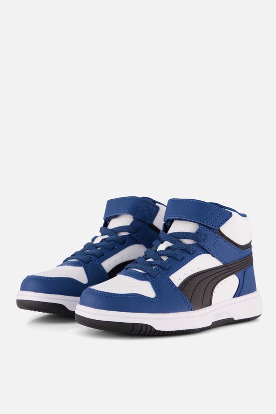 Blauwe en witte Puma sneakers met zwarte Puma-streep en klittenbandsluiting op een grijze achtergrond.