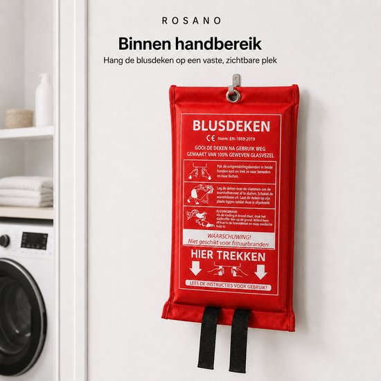 Rode blusdeken met ophangoog hangend aan een haak, naast een wasmachine.