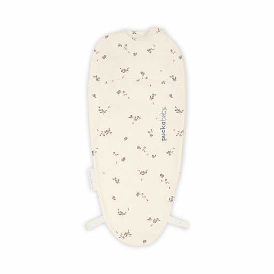 Crèmekleurige Puckababy slaapzak met all-over print van blauwe bessen en bruine takjes. Met logo.