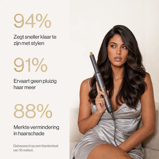 Vrouw met lang donker golvend haar die een zwarte airstyler vasthoudt, met statistieken over snellere styling en minder pluis.