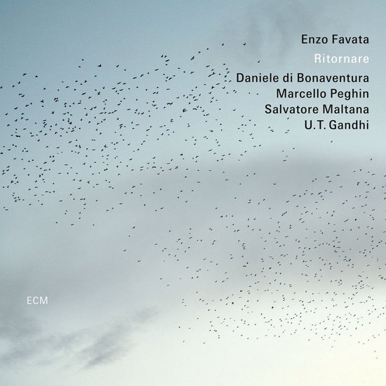 Albumhoes met blauwe lucht, wolken en een zwerm vogels. Titel: Ritorare. Artiesten: Enzo Favata, Daniele di Bonaventura, Marcello Peghin, Salvatore Maltana, U.T. Gandhi.