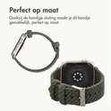 Groen corduroy horlogebandje om een smartwatch, met zilverkleurige gesp.