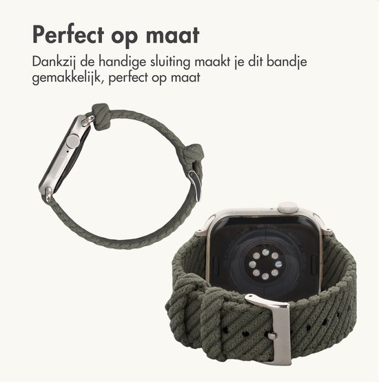Groen corduroy horlogebandje om een smartwatch, met zilverkleurige gesp.