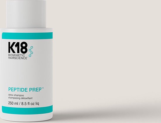 Witte K18 fles met turquoise accenten. PEPTIDE PREP™ detox shampoo, 250 ml.