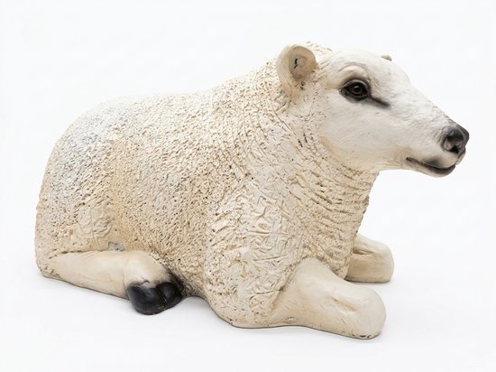 Liggend schaap tuinbeeld met crèmekleurige woltextuur en zwarte hoeven.