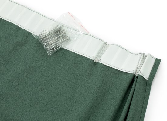 Bovenzijde van een groen gordijn met witte ophangband en zilverkleurige haakjes.