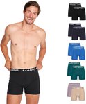 Man met zwarte boxershort met Mario Russo band. Set met zes boxershorts in zwart, navy, blauw, groen, lila en beige.