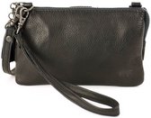 Zwarte leren clutch met polsbandje en zilverkleurige rits. Bear Design logo in reliëf.