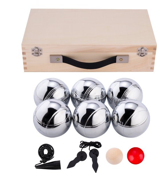 Gesloten houten kist met zwarte handgreep, met 6 zilverkleurige jeu de boules ballen, een houten balletje, een rode balletje en accessoires.