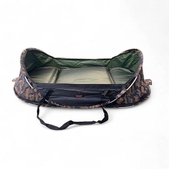 Een opvouwbare onthaakmat met camouflageprint, met een groene binnenkant en draagband.