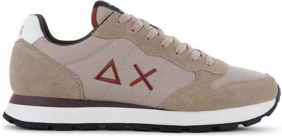 Zijaanzicht van beige suède sneaker met donkerrood Delta-X logo, witte tussenzool en zwarte profielzool.