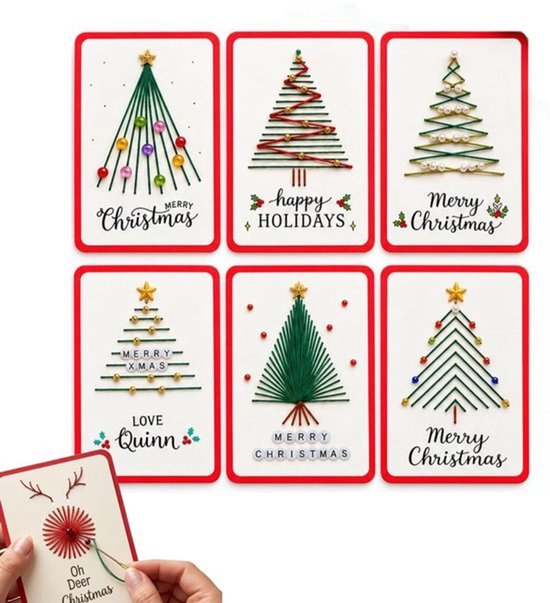 Zes verschillende kerstkaarten met geborduurde kerstbomen, versierd met kralen, sterren en teksten als 'Merry Christmas'.