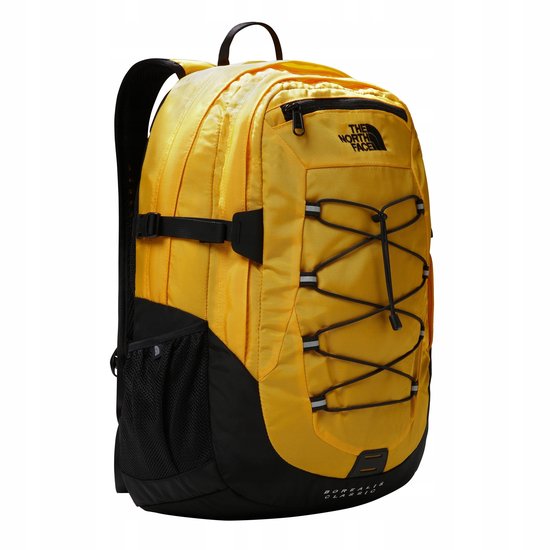 Gele The North Face Borealis Classic rugzak met zwarte onderkant, mesh zijvakken en zwarte bungee koord details.