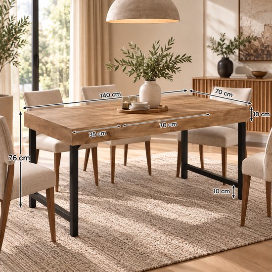 Eettafel met houtlook tafelblad (140 x 70 cm) en stevig metalen frame.