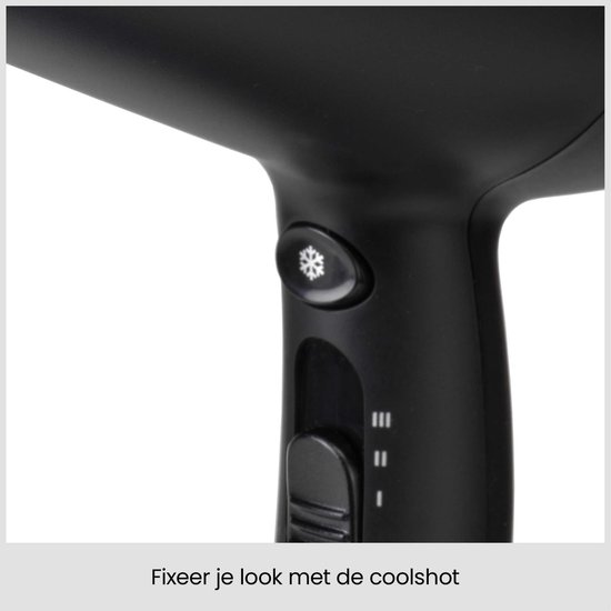 Bouton air frais sur la poignée du sèche-cheveux noir pour fixer la coiffure.