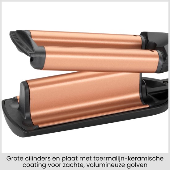 Close-up van grote koperkleurige toermalijn-keramische platen voor het maken van zachte golven.